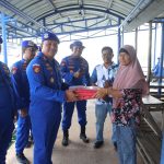DITPOLAIRUD POLDA KEPRI BAGIKAN 1.000 BENDERA MERAH PUTIH DI PULAU KASU SAMBUT HUT KE-81 KEMERDEKAAN RI